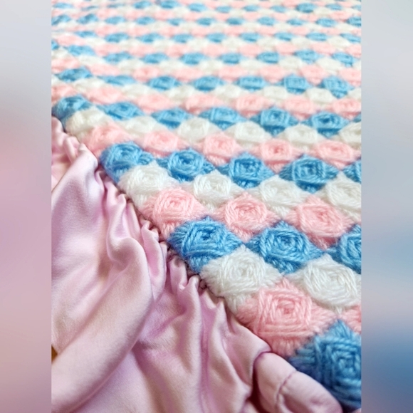 Vintage 80’s Handmade Baby Blanket Pink&Blue Checkered Satin Ruffle Trim 26"x34" - Picture 4 of 5